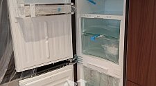 Установка встраиваемого холодильника в кухонную мебель