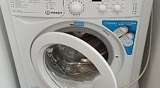 Установить отдельно стоящей стиральную машину Индезит в прихожей