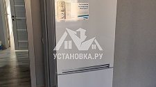 Установить холодильник отельностоящий и электроплиту