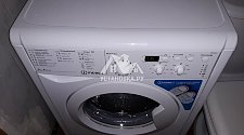 Установить стиральную машину Indesit отдельно стоящую в ванной комнате