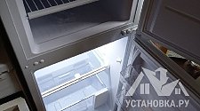 Установить отдельностоящий холодильник Бирюса
