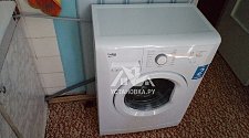Установить стиральную отдельностоящую машину на кухне рядом с мойкой