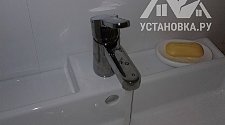 Установить смеситель в ванной на раковину