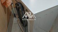 Демонтировать и установить в ванной комнате на готовые коммуникации отдельностоящую стиральную машину LG на место прежней