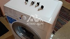 Установить отдельно стоящую в ванной комнате новую стиральную машину Indesit