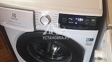 Демонтировать и установить отдельно стоящую стиральную машину Электролюкс на кухне