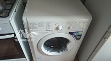 Установить отдельно стоящую стиральную машину Indesit IWSB 5085 CIS на кухне.