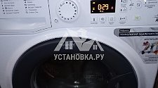 Установить в ванной комнате отдельностоящую стиральную машина Hotpoint-Ariston VMUG501B