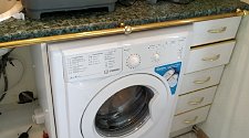 Установить отдельностоящую стиральную машину Indesit iwub4085 на кухне в нишу