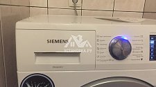 Установить отдельностоящую стиральную машину Siemens WS12T540OE в ванной комнате