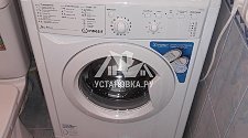 Установить в ванной комнате отдельно стоящую стиральную машину Indesit IWSB5085