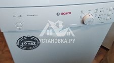 Установить новую отдельностоящую стиральную машину Bosch на кухне на готовые коммуникации