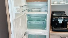 Установить встроенный холодильник с навесом фасадов
