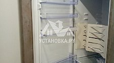 Установить встраиваемый холодильник Beko BCHA2752S с навесом фасада