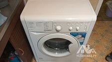 Установить отдельно стоящую стиральную машину Indesit на готовые коммуникации на кухне