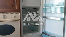 Установка встроенного холодильника