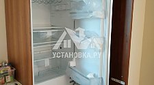 Установка встроенного холодильника