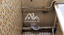 Установить в ванной комнате новую отдельностоящую стиральную машину Аристон на готовые коммуникации вместо прежней