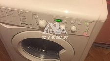 Установить на кухне новую отдельностоящую стиральную машину Indesit IWSD 5085