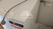 Установить новую отдельностоящую в ванной комнате стиральную машину Indesit BTW D61253