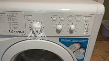 Установить отдельно стоящую стиральную машину Indesit на готовые коммуникации на кухне