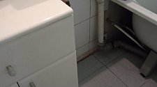 Установить отдельно стоящую стиральную машину Канди в ванной комнате