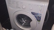 Установить отдельно стоящую стиральную машину Indesit в ванной на готовые коммуникации