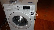 Установить отдельностоящую стиральную машину Samsung на кухне, рядом с мойкой