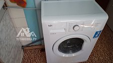 Установить стиральную отдельностоящую машину на кухне рядом с мойкой