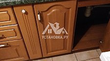 Установить на кухне отдельностоящую посудомоечную машину