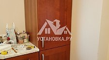 Установка встроенного холодильника