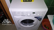 Установить отдельно стоящую стиральную машину Indesit IWUB 4085 в ванной комнате