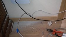 Проложить интернет кабель в пластиковом плинтусе