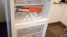 Перевесить двери на отдельностоящем холодильнике Hotpoint-Ariston