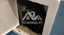 Установить отдельностоящую стиральную машину и отдельностоящий холодильник