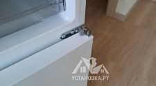 Установить отдельно стоящий холодильник lg и перевесить на нем двери
