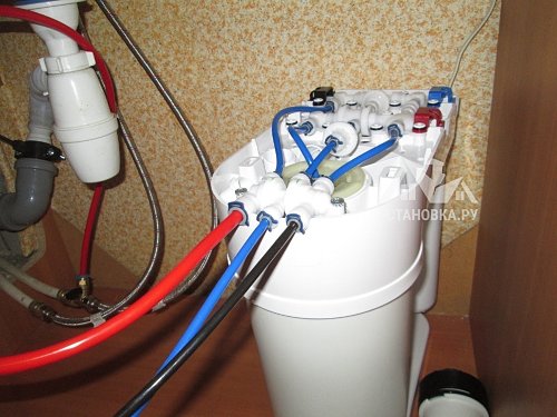 Установить фильтр питьевой воды под раковину