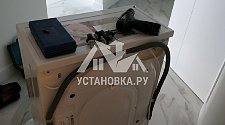 Установить отдельностоящую стиральную машину Аристон в туалете с доработкой воды