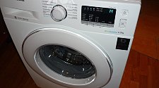 Установить отдельностоящую стиральную машину Samsung на кухне, рядом с мойкой