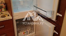 Установка встроенного холодильника