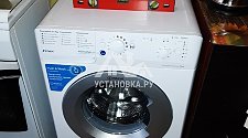 Установить отдельно стоящую в ванной комнате новую стиральную машину Indesit