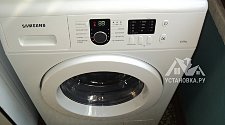 Установить отдельностоящую стиральную машину Samsung WF8590NLW8 на кухне