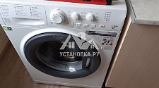 Установить на кухне новую отдельностоящую стиральную машину Hotpoint-Ariston VMUF 501 B