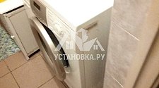 Установить в ванной комнате   новую отдельностоящую стиральную машину LG на готовые коммуникации на место предыдущей