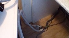 Установить отдельностоящую посудомоечную машину на готовые коммуникации