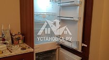 Установка встроенного холодильника