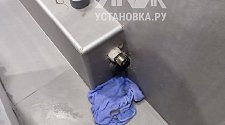 Установить отдельностоящую стиральную машину.