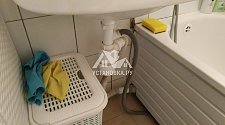 Установить отдельно стоящую стиральную машину Канди в ванной комнате