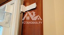 Установка встроенного холодильника