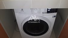 Установить отдельностоящую новую стиральную машину в специальной комнате
